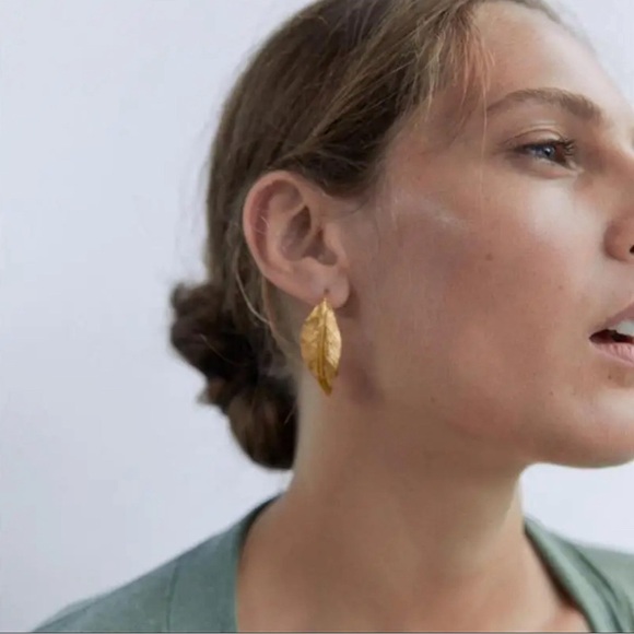 Zara Jewelry - Zara Gold Textured Leaf Earrings